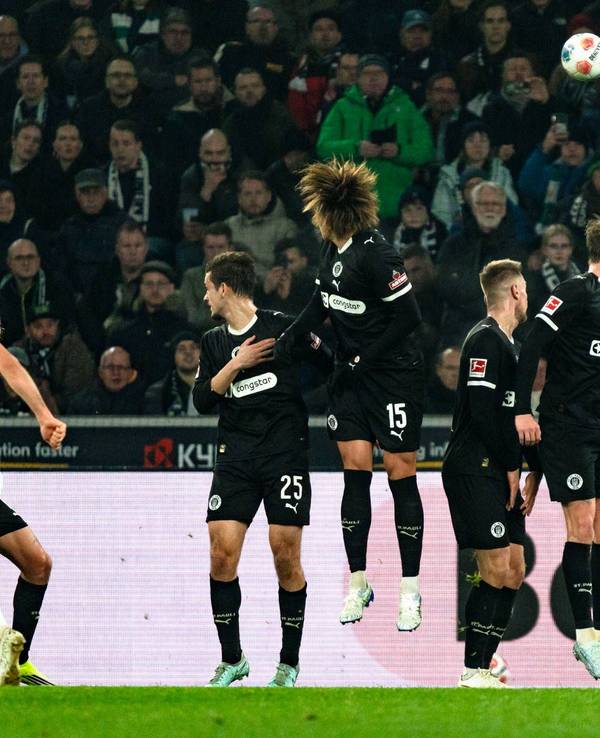 Kevin Stöger sowie zahlreiche Spiele des FC St. Pauli schauen dem Ball hinterher.