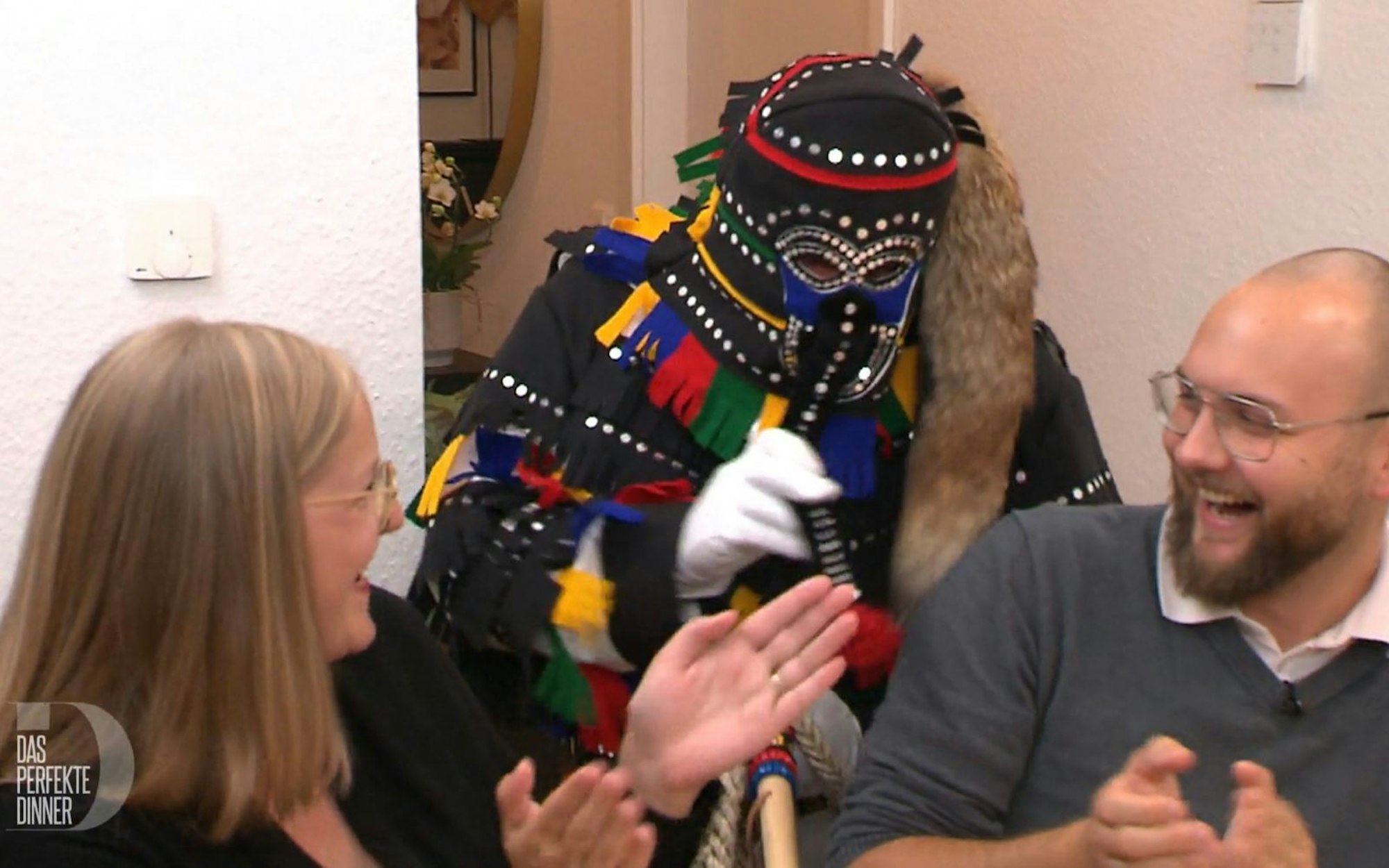Huch, wer überfällt Carina und Luke hier? Der Gastgeber im traditionellen Fastnachts-Kostüm des „Überlinger Hänsele“! (Bild: RTL)