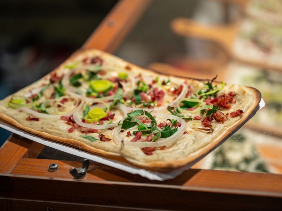 Ein Flammkuchen mit Lauch und Speck