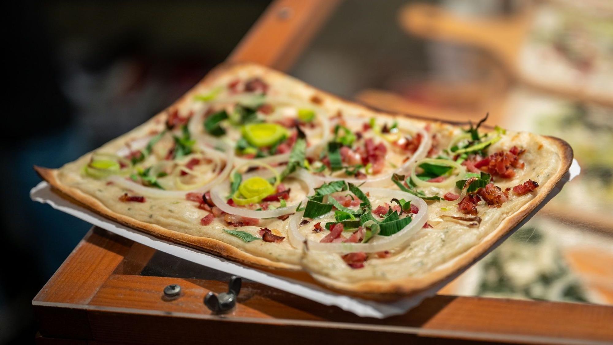 Ein Flammkuchen mit Lauch und Speck