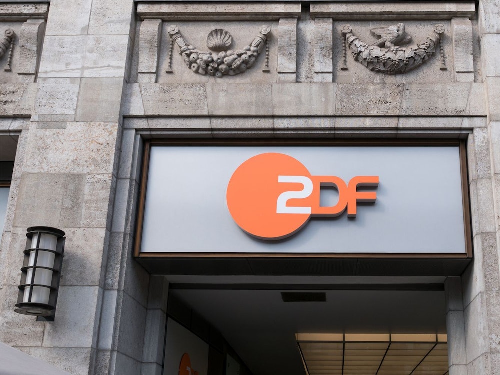 Nach den schweren journalistischen Fehlern eines Beitrags im „heute journal“ hat das ZDF Konsequenzen gezogen. (Bild: iStock / cbies)