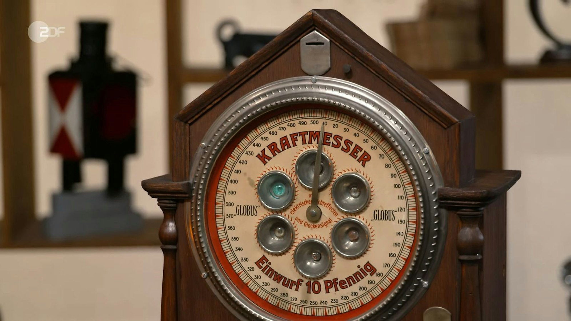 Der funktionsfähige Kraftmesser „Globus“ aus den 1930er-Jahren wurde auf 700 bis 800 Euro geschätzt. Walter Lehnertz machte mit 750 Euro das höchste Gebot.
(Bild: ZDF)