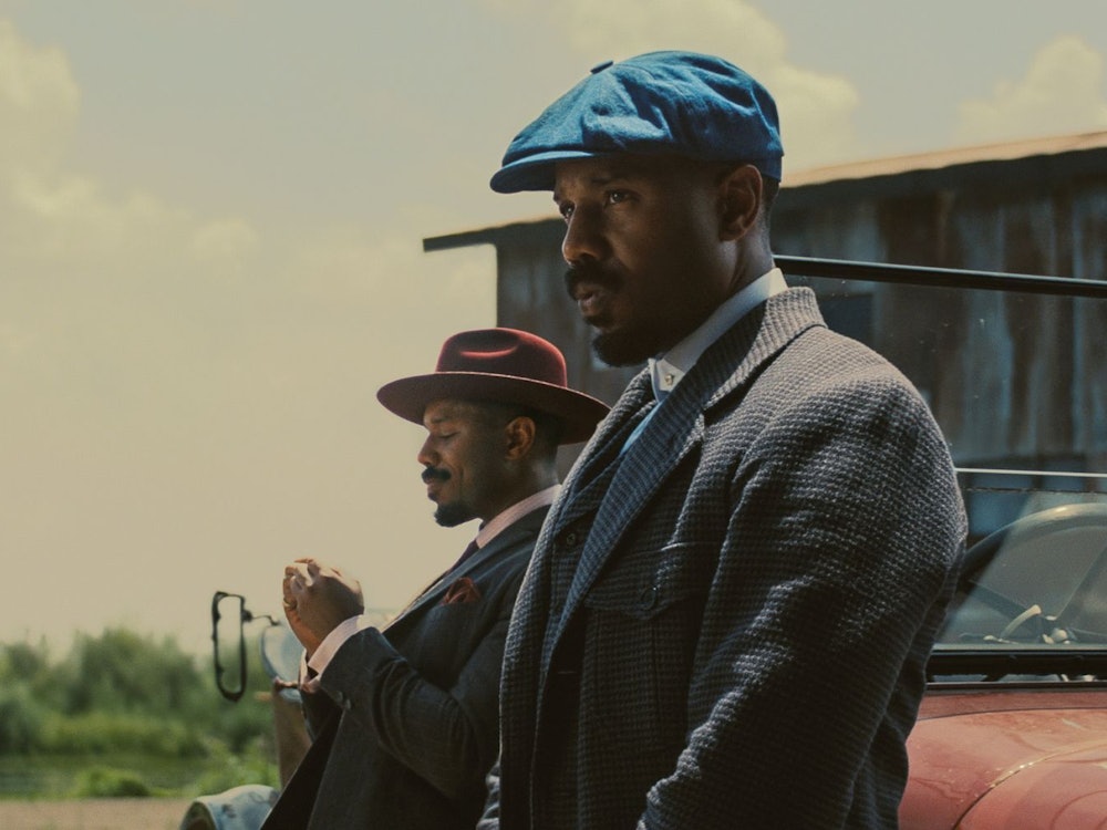 Michael B. Jordan in einer Doppelrolle: In „Blood & Sinners“ verkörpert er die Zwillinge Smoke und Stack. (Bild: 2025 Warner Bros. Entertainment Inc.)