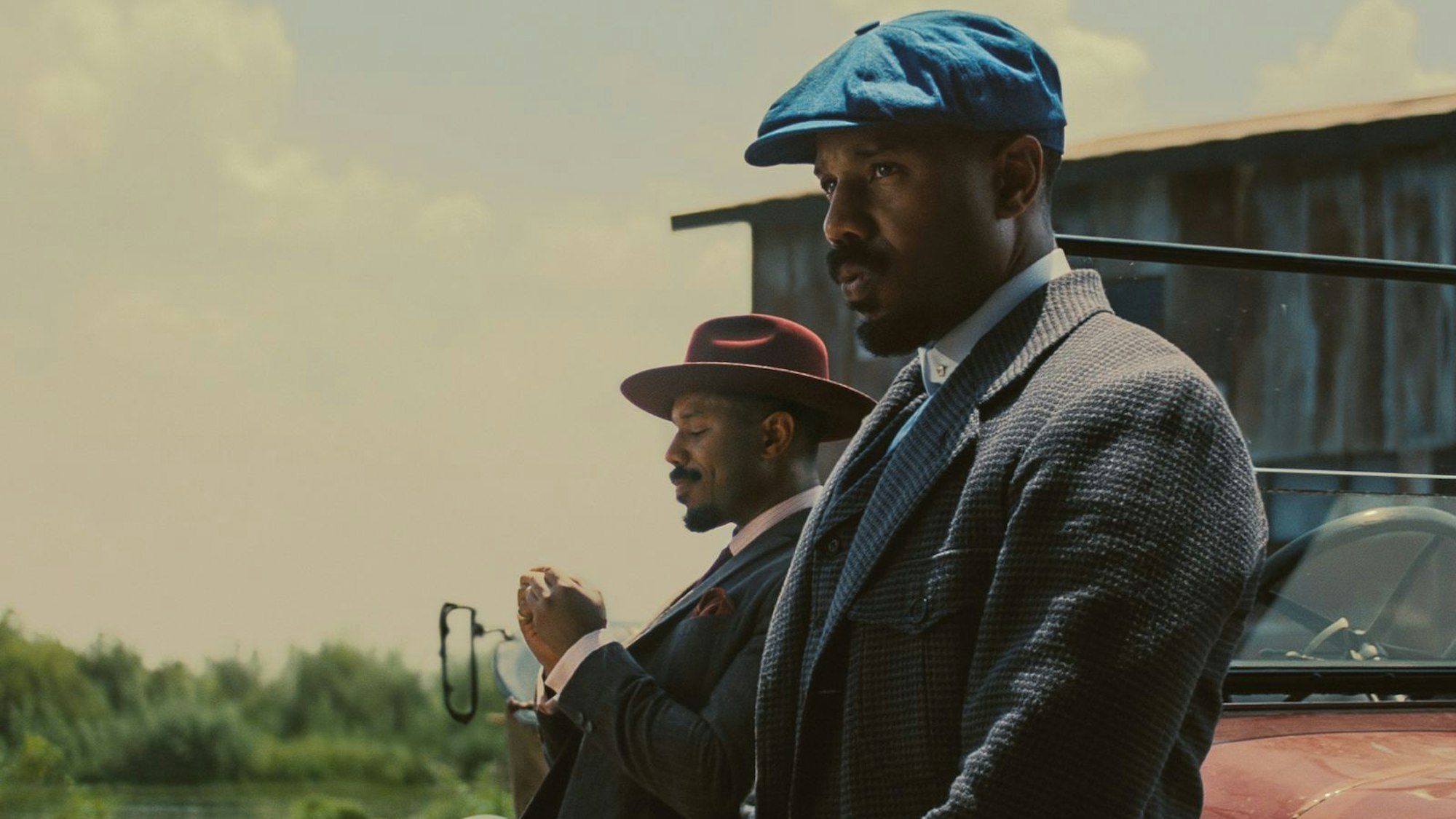 Michael B. Jordan in einer Doppelrolle: In „Blood & Sinners“ verkörpert er die Zwillinge Smoke und Stack. (Bild: 2025 Warner Bros. Entertainment Inc.)