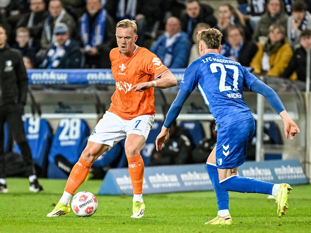 Isac Lidberg (l.) mit Ball in Aktion.