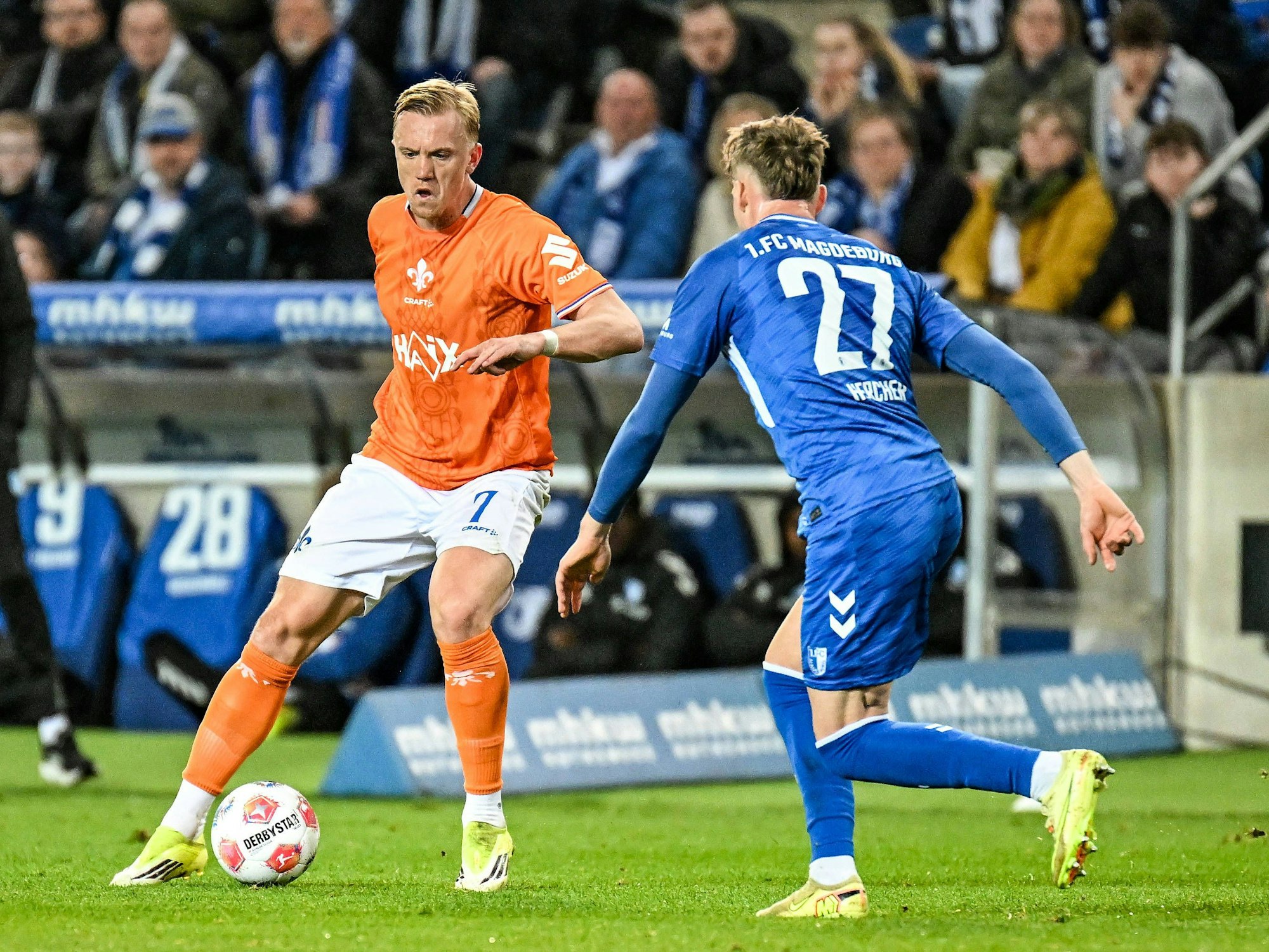 Isac Lidberg (l.) mit Ball in Aktion.