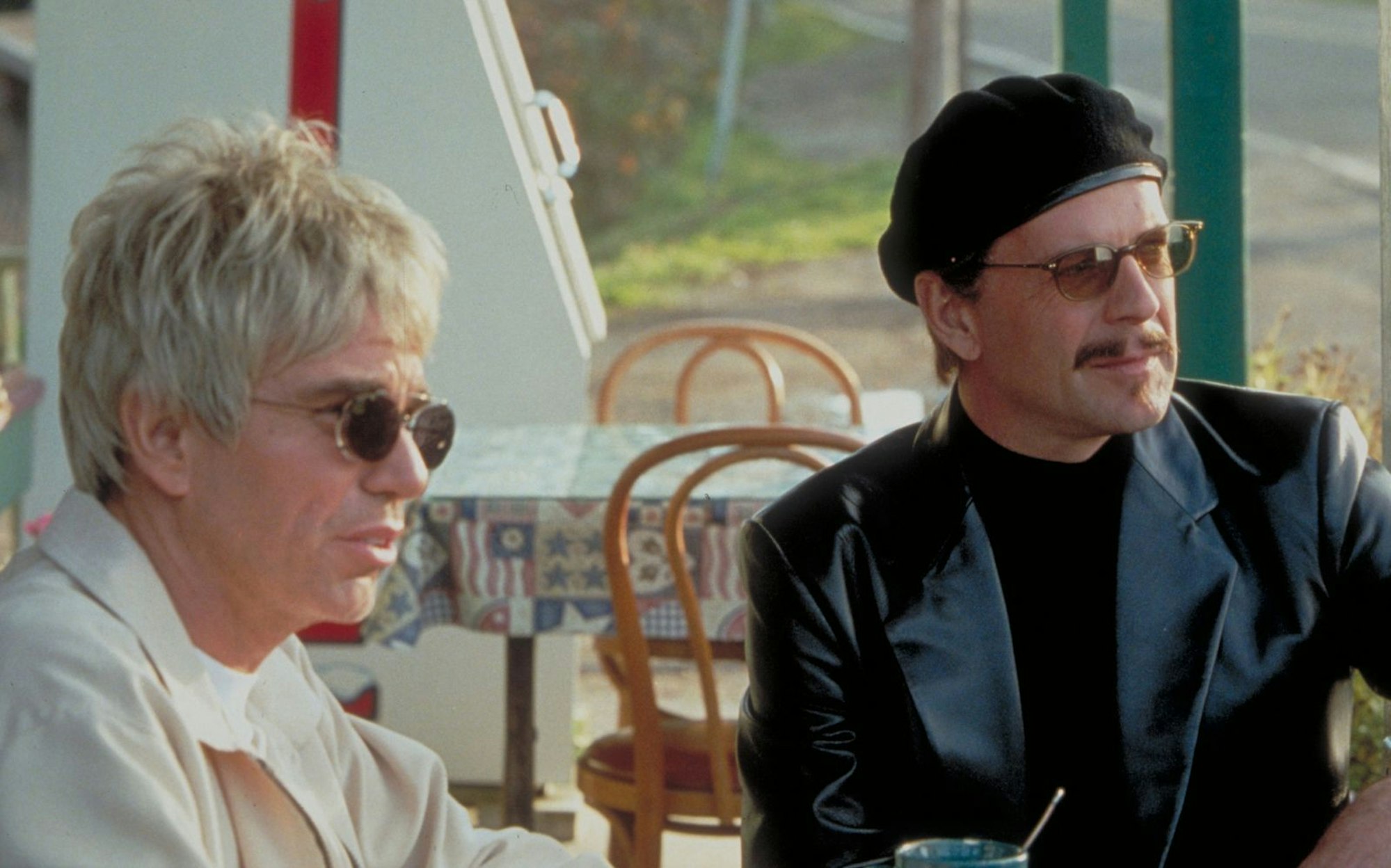 Die Knastfreunde Joe und Terry (Bruce Willis, rechts, und Billy Bob Thornton) werden zu Berühmtheiten. (Bild: ZDF / Studiocanal GmbH)