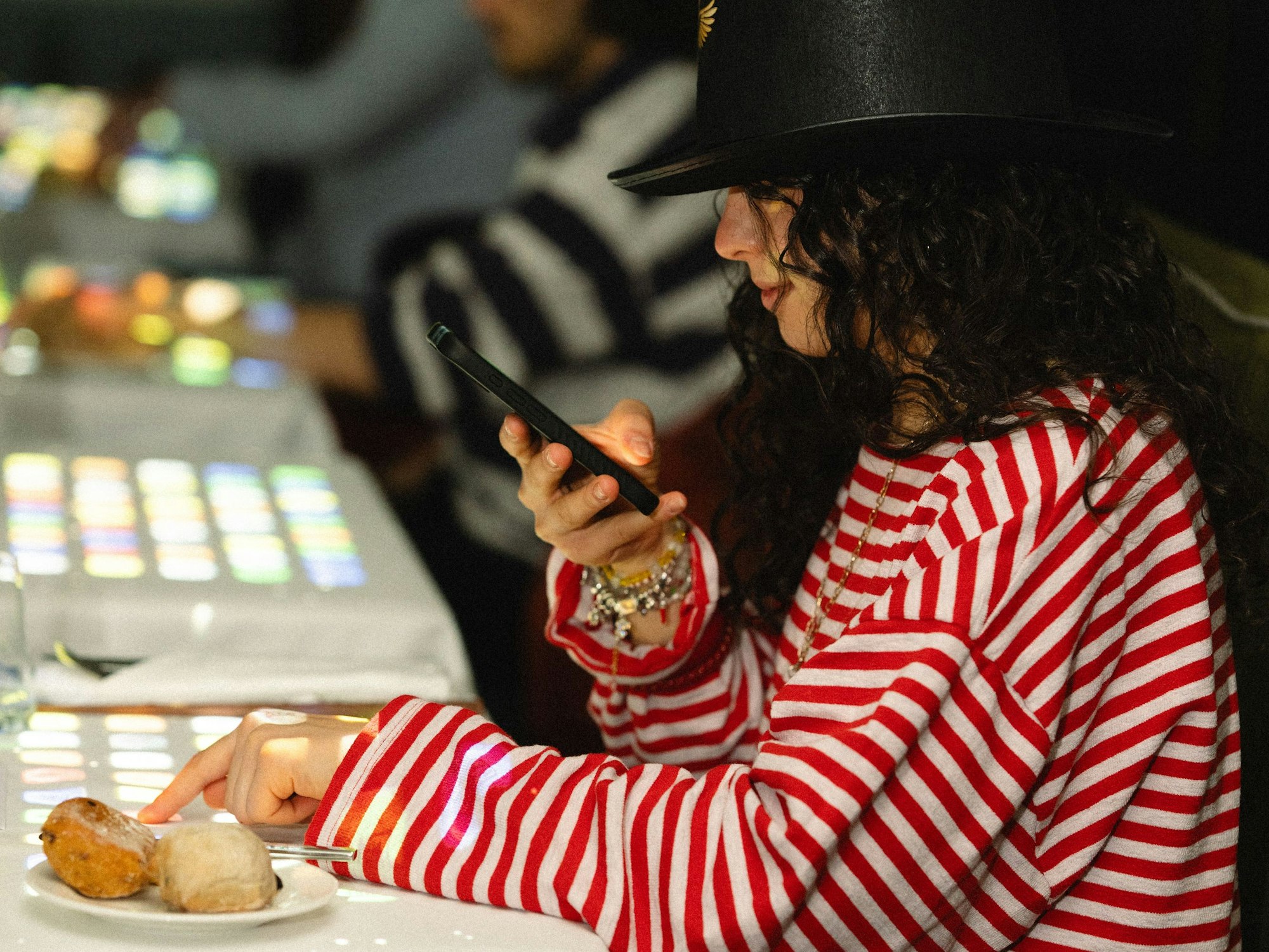 Ein Gast macht bei „The Magic Table“ mit.