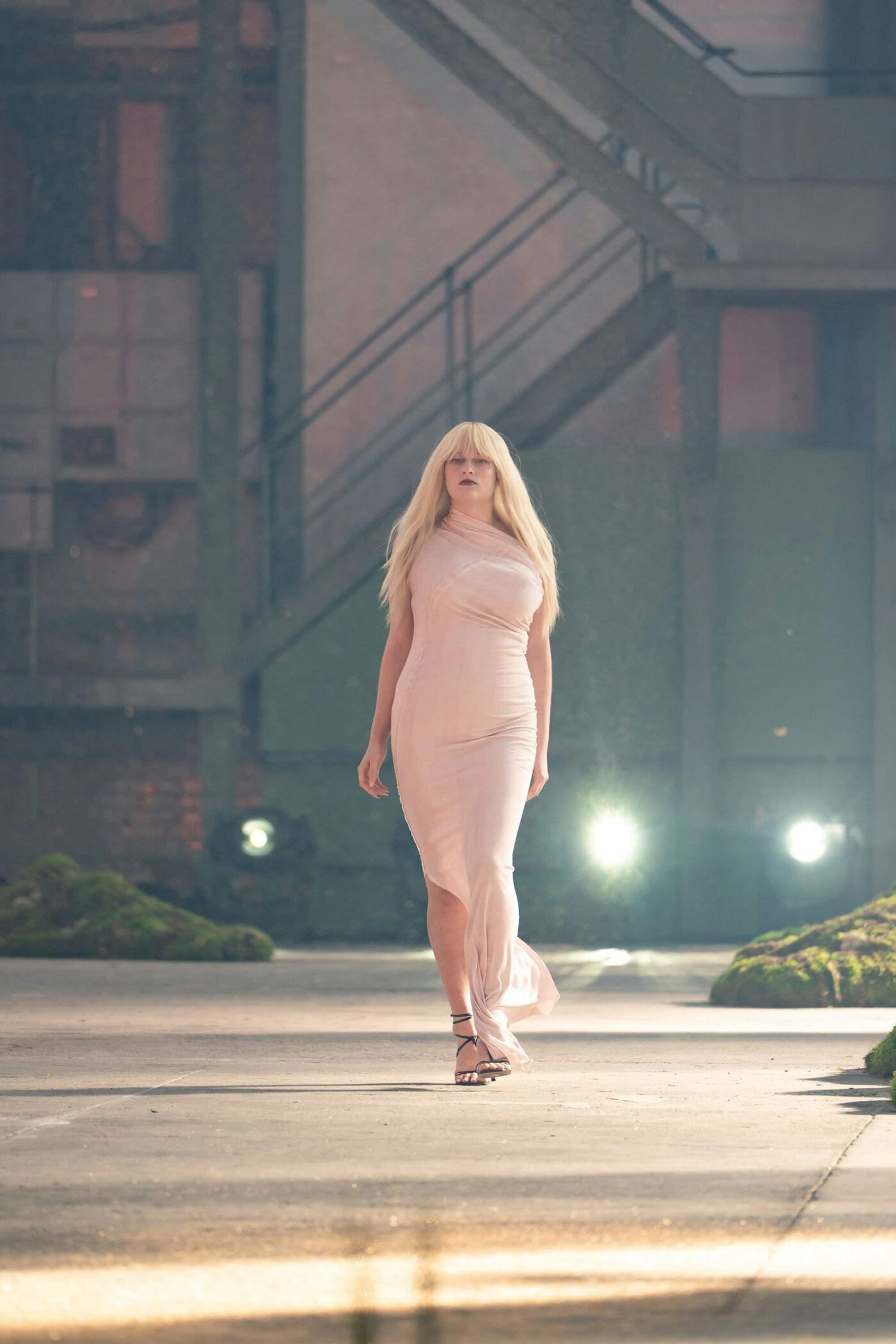 Curvy Model Alisa hat Probleme beim Shooting und beim Walk. (Bild: ProSieben/Daniel Graf)