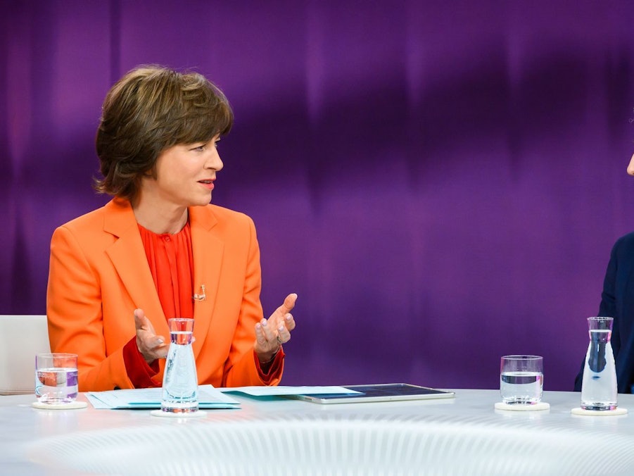 Michel Abdollahi glaubt, dass die iranische Bevölkerung nur auf ein Signal warte, um die Regierung zu stürzen. Er glaubt, dass der kommende Dienstag ein guter Tag dafür wäre. (Bild: ZDF/Jule Roehr )