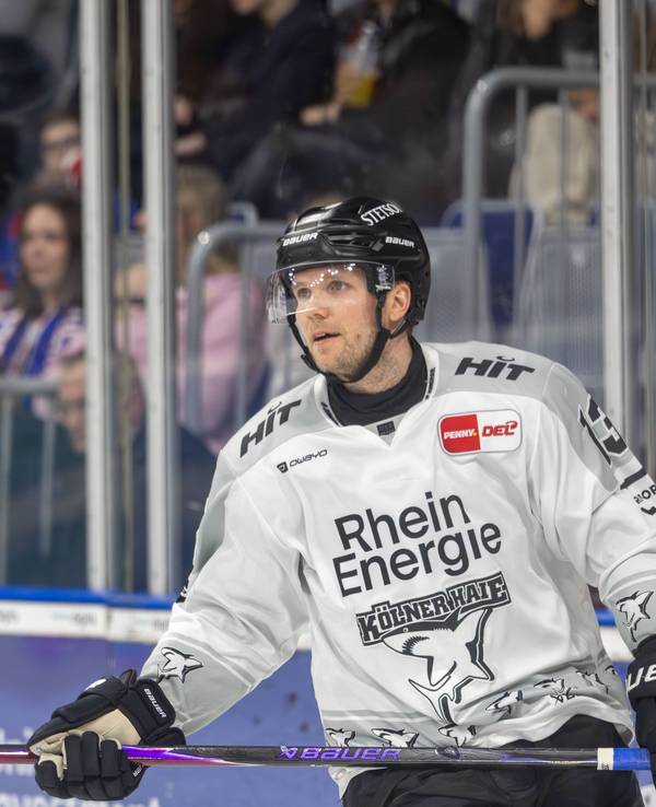 Veli-Matti Vittasmäki hält auf der Eisfläche den Stock in beiden Händen.