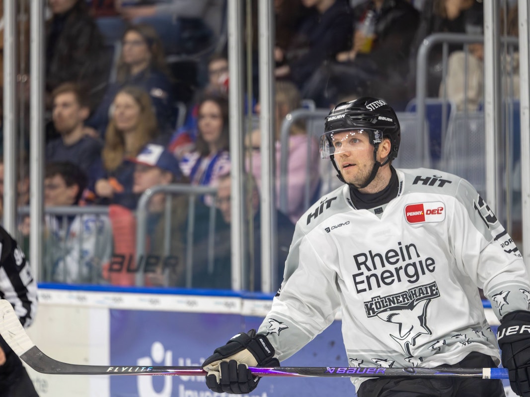 Veli-Matti Vittasmäki hält auf der Eisfläche den Stock in beiden Händen.