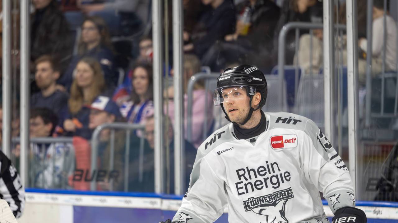 Veli-Matti Vittasmäki hält auf der Eisfläche den Stock in beiden Händen.