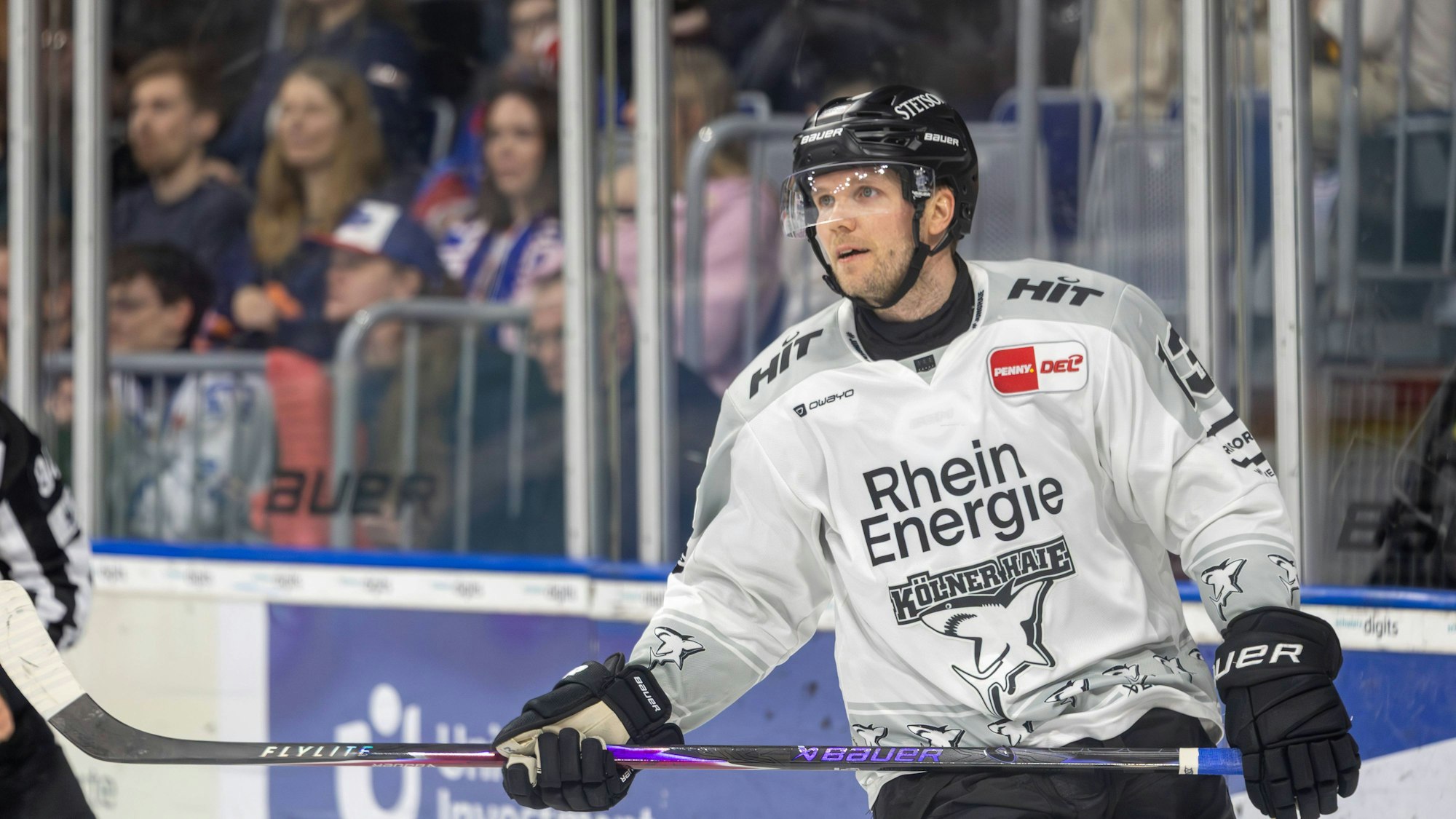 Veli-Matti Vittasmäki hält auf der Eisfläche den Stock in beiden Händen.
