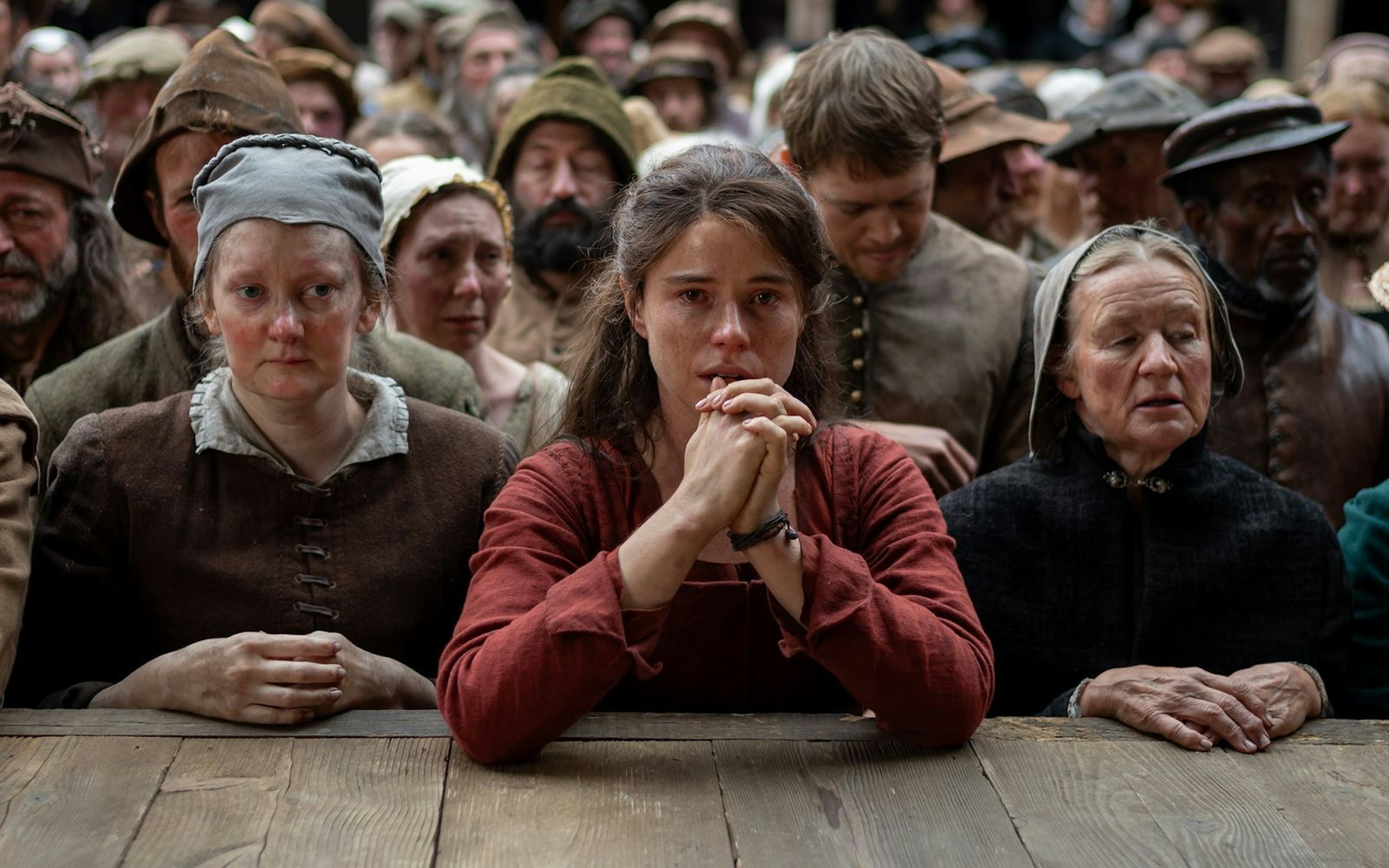 Für ihre Rolle in „Hamnet“ hat Jessie Buckley (Mitte) ihren Oscar nach Meinung vieler Experten fast sicher. (Bild: 2025 FOCUS FEATURES LLC. ALL RIGHTS RESERVED.)