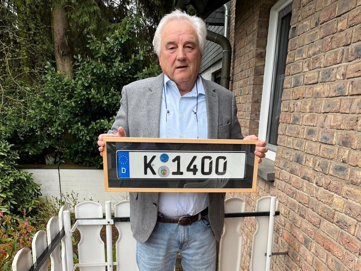 Erwin Müller hält ein das Nummernschild K-1400 in Händen.