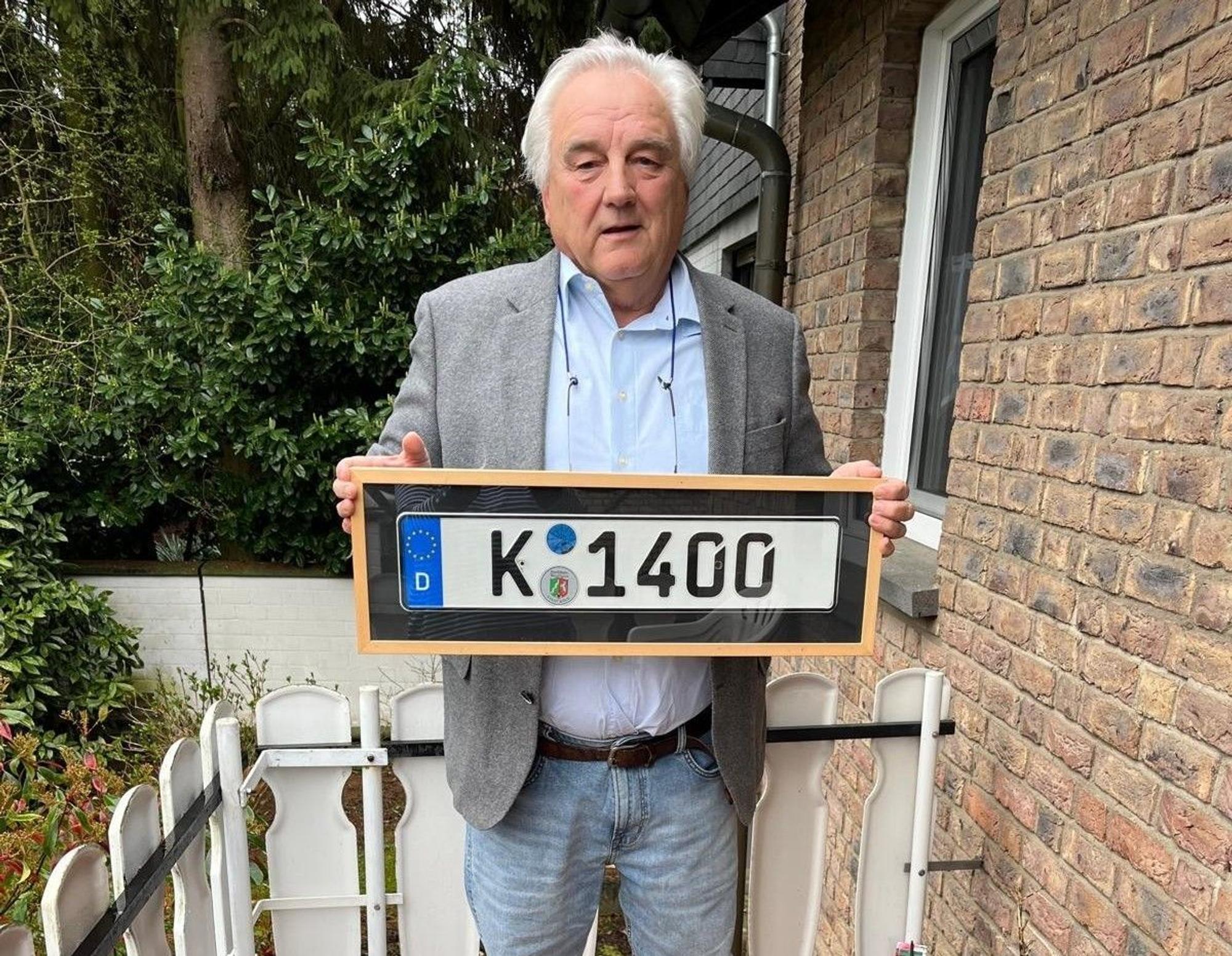 Erwin Müller (70) konnte das alte Nummernschild behalten. Erst Fritz Schramma wünschte sich die „2000“ gemäß des Jahres seines Amtsantritts.