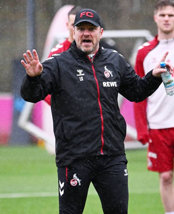 Kölns Trainer Lukas Kwasniok steht im Regen auf dem Trainingsplatz.