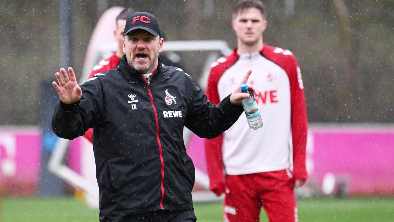 Kölns Trainer Lukas Kwasniok steht im Regen auf dem Trainingsplatz.