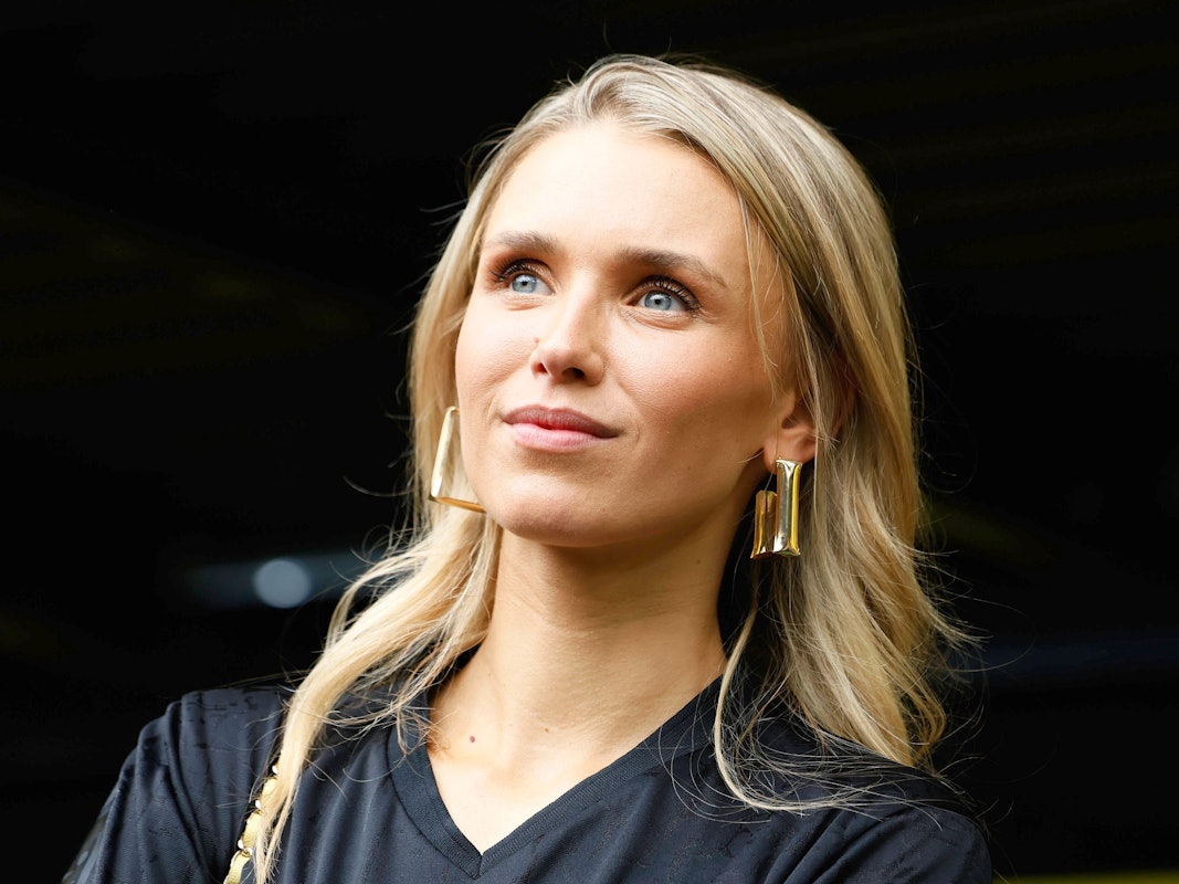 Scarlett Gartmann schaut an der Kamera vorbei.