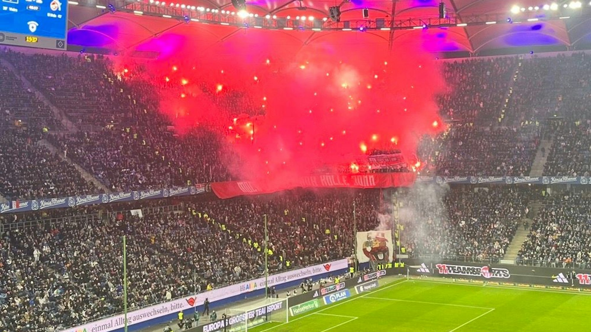 Pyrotechnik im Block des 1. FC Köln.