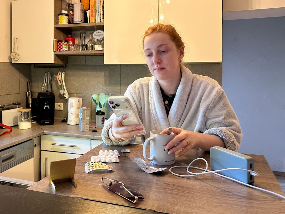 Lena (30) hat Multiple Sklerose und ist seit ihrer Diagnose Rentnerin. Dabei will sie eigentlich noch arbeiten. (Bild: ZDF/Leonie Litschko)