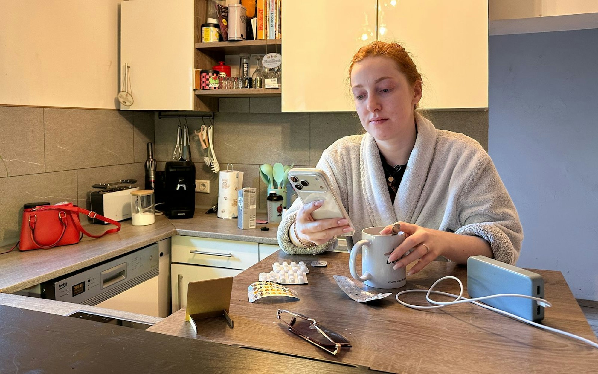 Lena (30) hat Multiple Sklerose und ist seit ihrer Diagnose Rentnerin. Dabei will sie eigentlich noch arbeiten. (Bild: ZDF/Leonie Litschko)