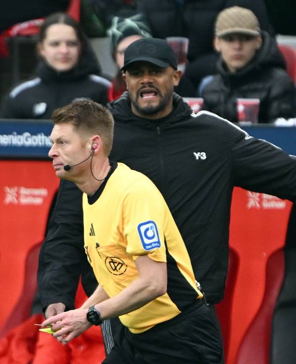 Vincent Kompany brüllt seinen Frust in Richtung von Schiedsrichter Christian Dingert.