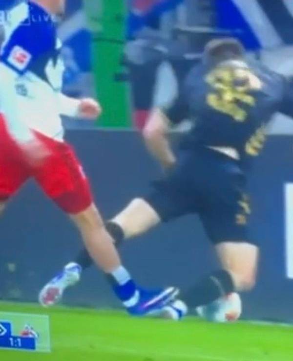 Kristoffer Lund bekommt einen Tritt auf die Achillessehne.