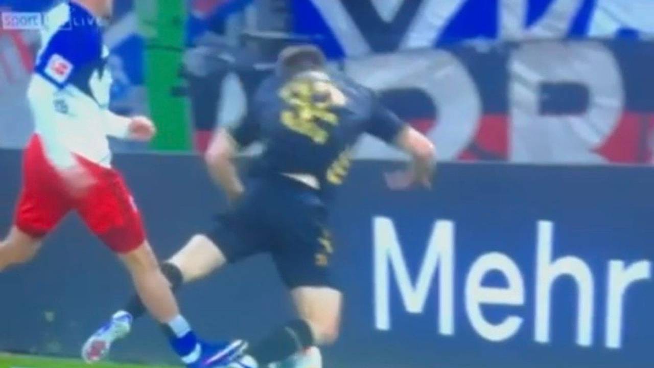 Kristoffer Lund bekommt einen Tritt auf die Achillessehne.