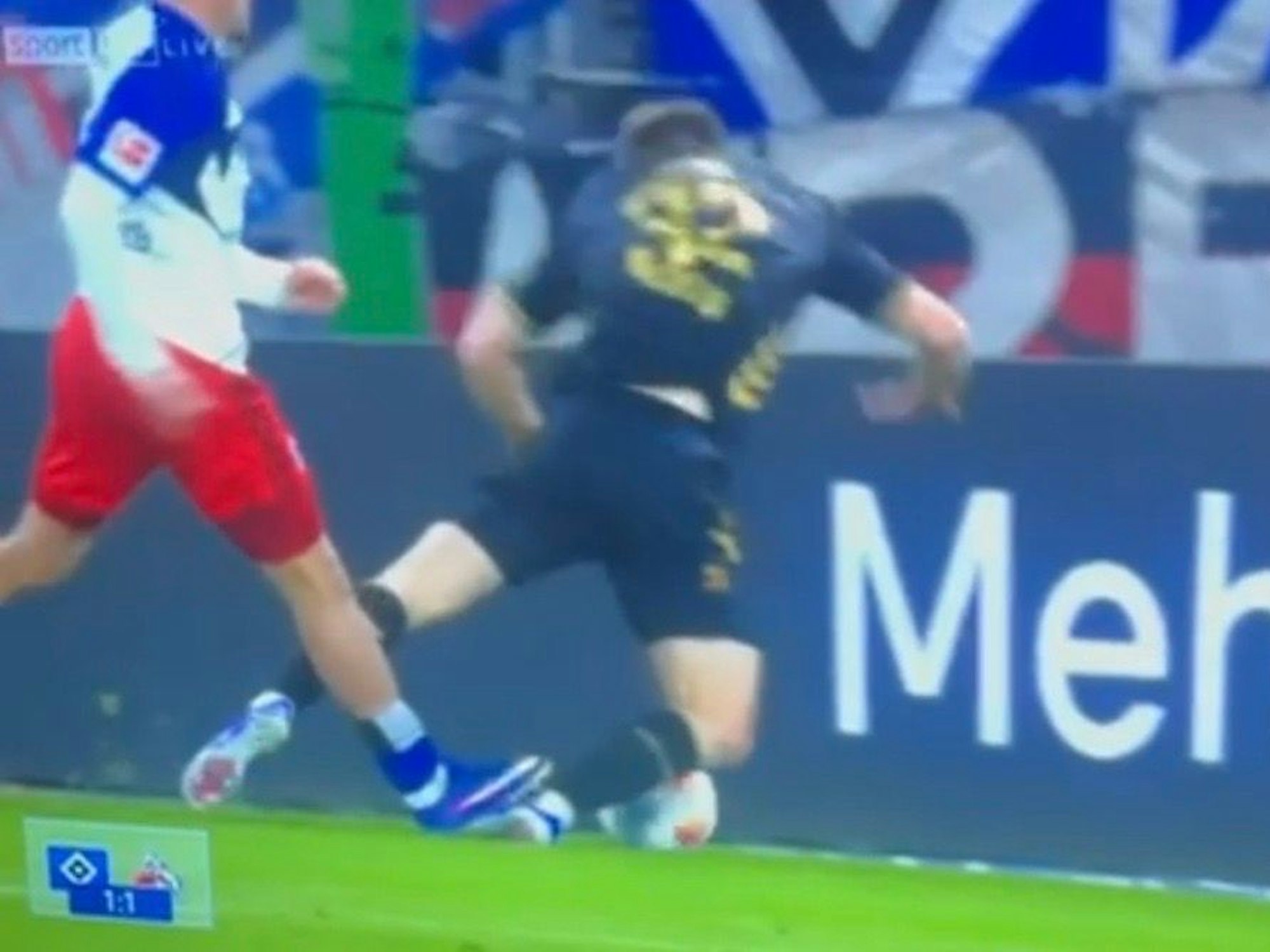 Kristoffer Lund bekommt einen Tritt auf die Achillessehne.