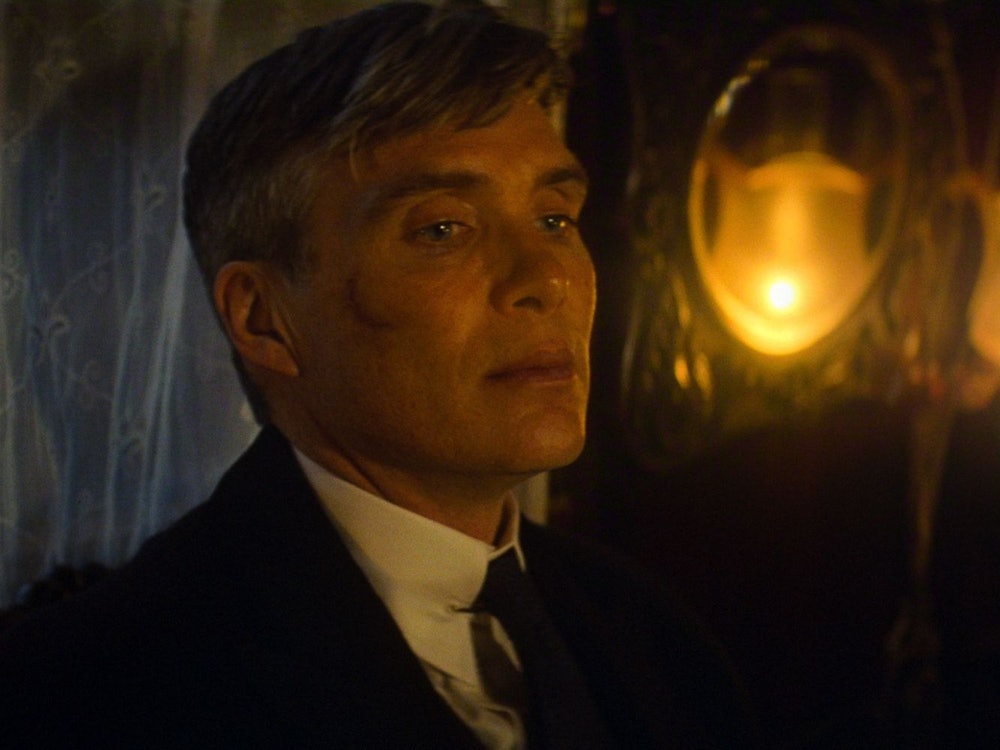 Willkommen zurück, Tommy Shelby: Im Jahr 1940 und inmitten der Kriegswirren muss sich der von Cillian Murphy verkörperte Gangsterboss in „Peaky Blinders: The Immortal Man“ (Netflix) seinen eigenen Dämonen stellen. (Bild: Netflix)
