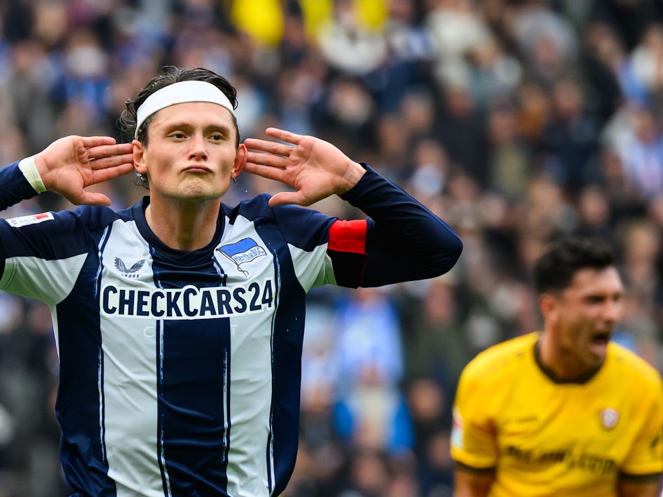 Fabian Resse jubelt über einen Treffer, hält sich die Hände an die Ohren.