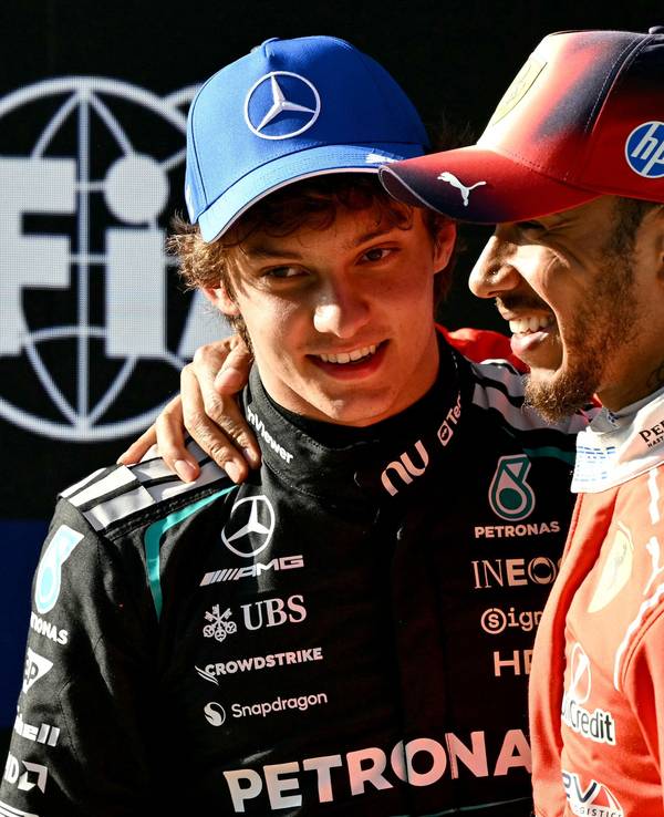 Lewis Hamilton beglückwünscht Kimi Antonelli zu dessen Pole Position.