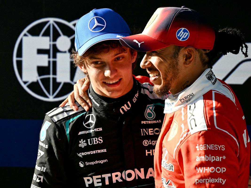 Lewis Hamilton beglückwünscht Kimi Antonelli zu dessen Pole Position.