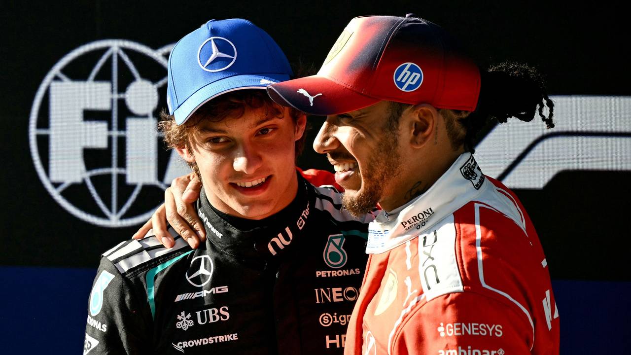 Lewis Hamilton beglückwünscht Kimi Antonelli zu dessen Pole Position.