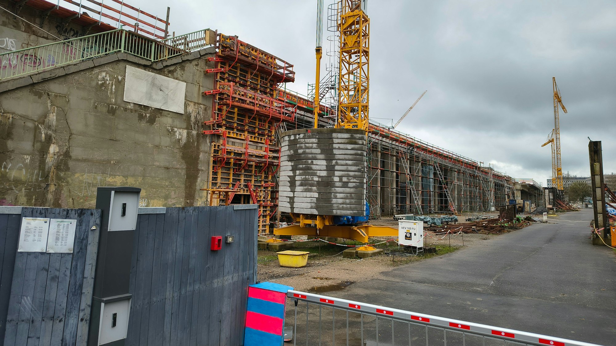 In diesem Bereich wurde die Mülheimer Brücke verstärkt.