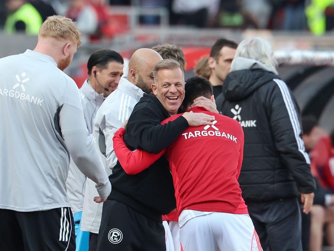 Trainer Markus Anfang von Fortuna Düsseldorf (M) lacht nach dem 1:0-Sieg.