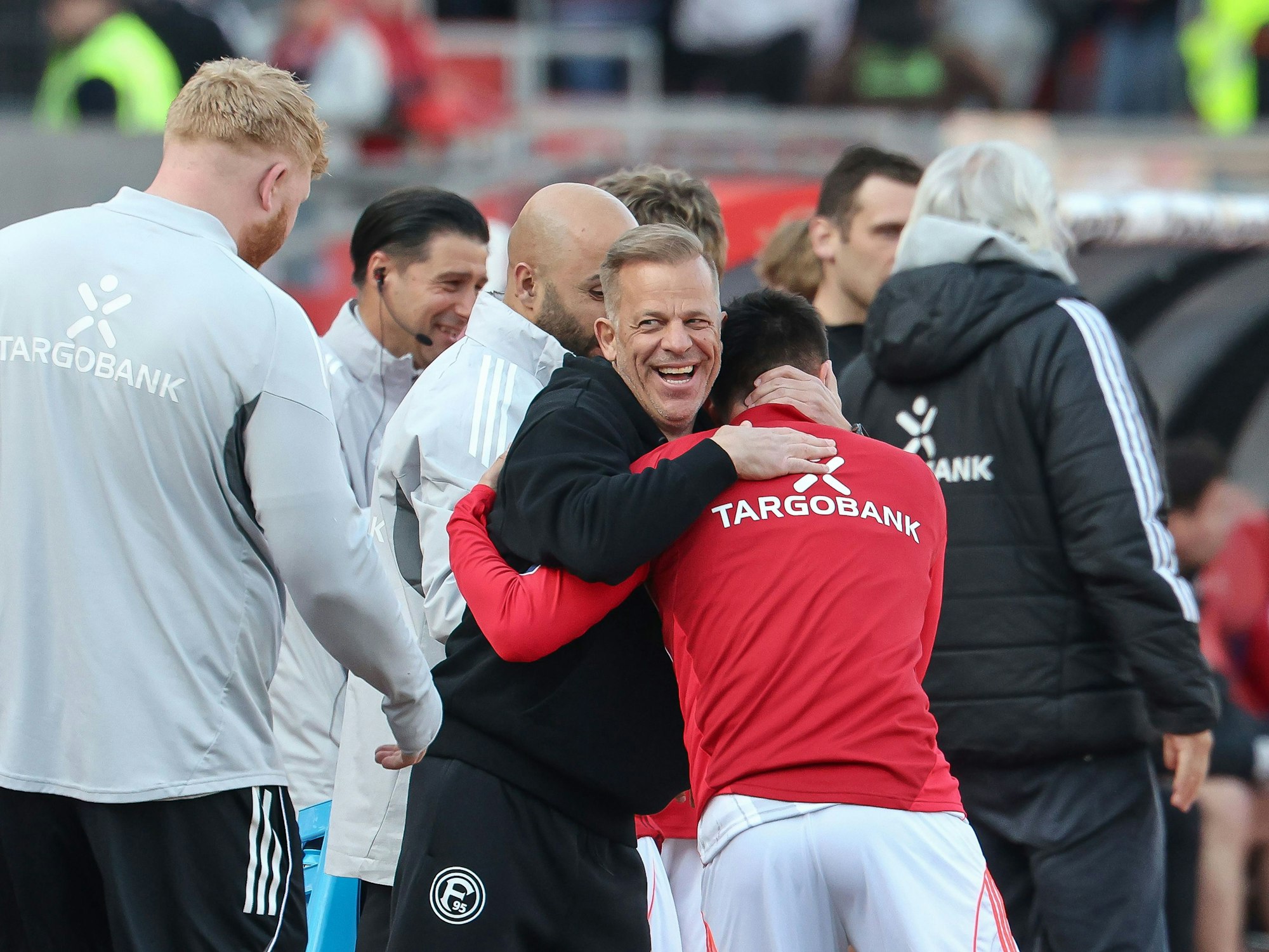 Trainer Markus Anfang von Fortuna Düsseldorf (M) lacht nach dem 1:0-Sieg.