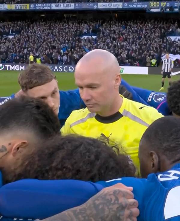 Schiedsrichter Paul Tierney inmitten des Spielerkreises des FC Chelsea.