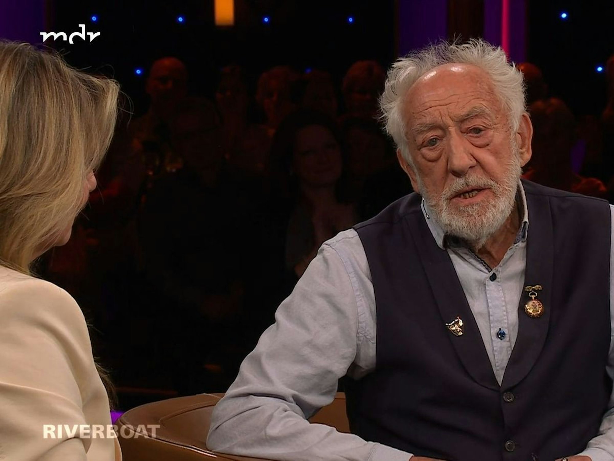 Dieter Hallervorden stellte sich den Fragen von Kim Fisher im MDR-Talk „Riverboat“. (Bild: MDR)