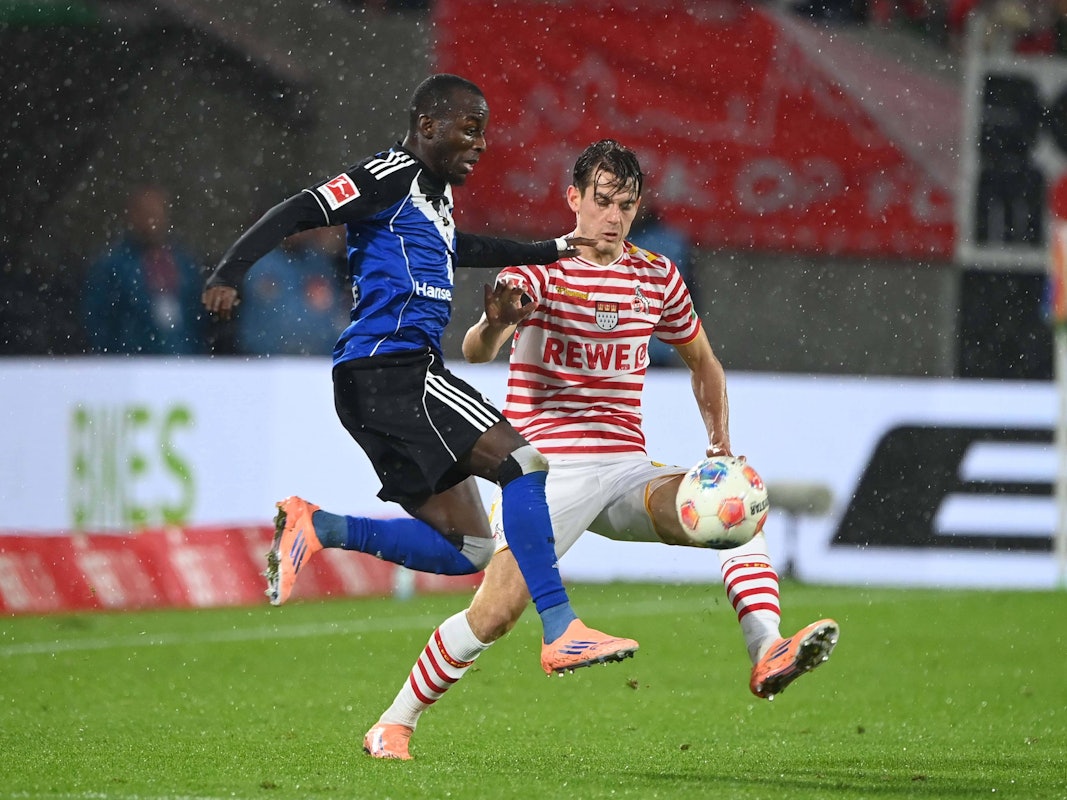 Jakub Kaminski im Zweikampf mit Jean-Luc Dompé.