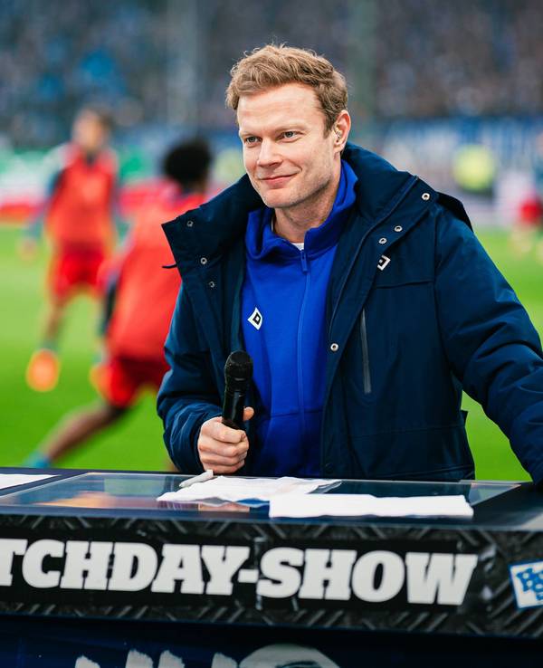 HSV-Stadionsprecher Christian Stübinger bei einem Spiel im Einsatz.