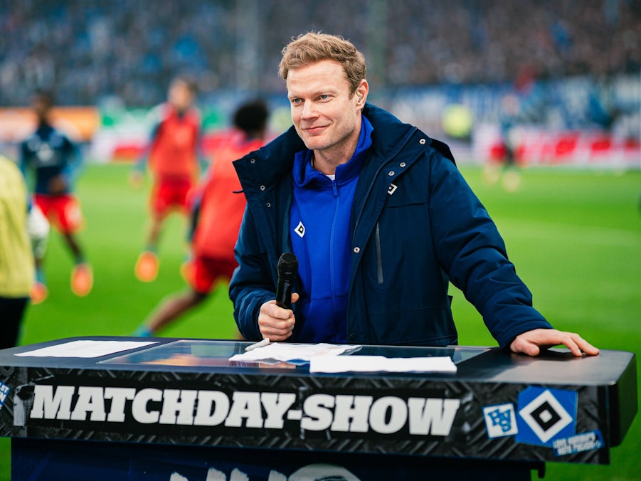 HSV-Stadionsprecher Christian Stübinger bei einem Spiel im Einsatz.