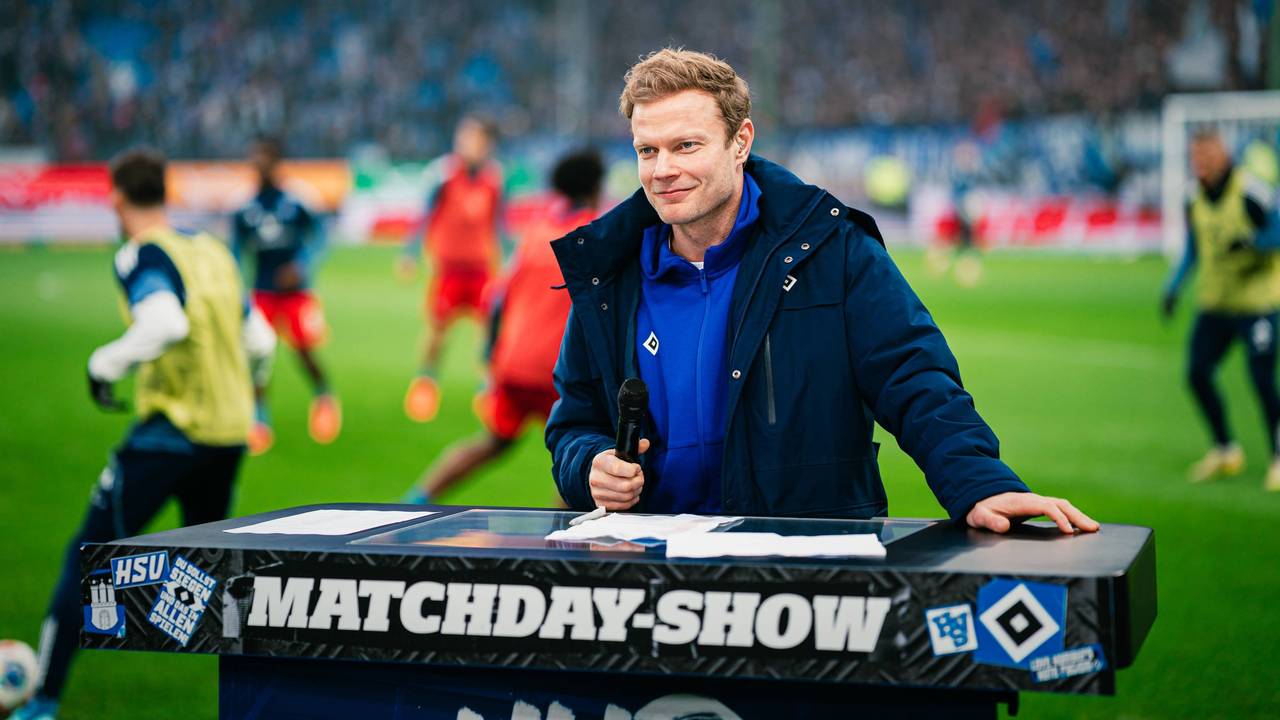 HSV-Stadionsprecher Christian Stübinger bei einem Spiel im Einsatz.