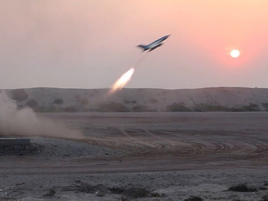 Das von Sepahnews dem Nachrichtenkanal der Islamischen Revolutionsgarden herausgegeben Foto vom 05.12.2025 zeigt einen Start von Raketen- und Drohneneinheiten während einer militärischen Übung der Islamischen Revolutionsgarden im Persischen Golf und in der Straße von Hormus.