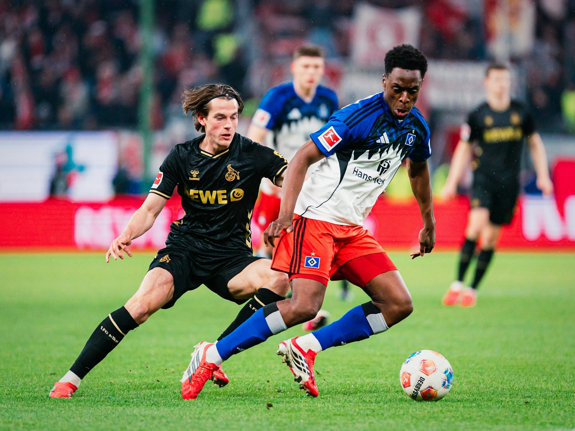 Albert Sambi Lokonga gegen Jakub Kaminski.