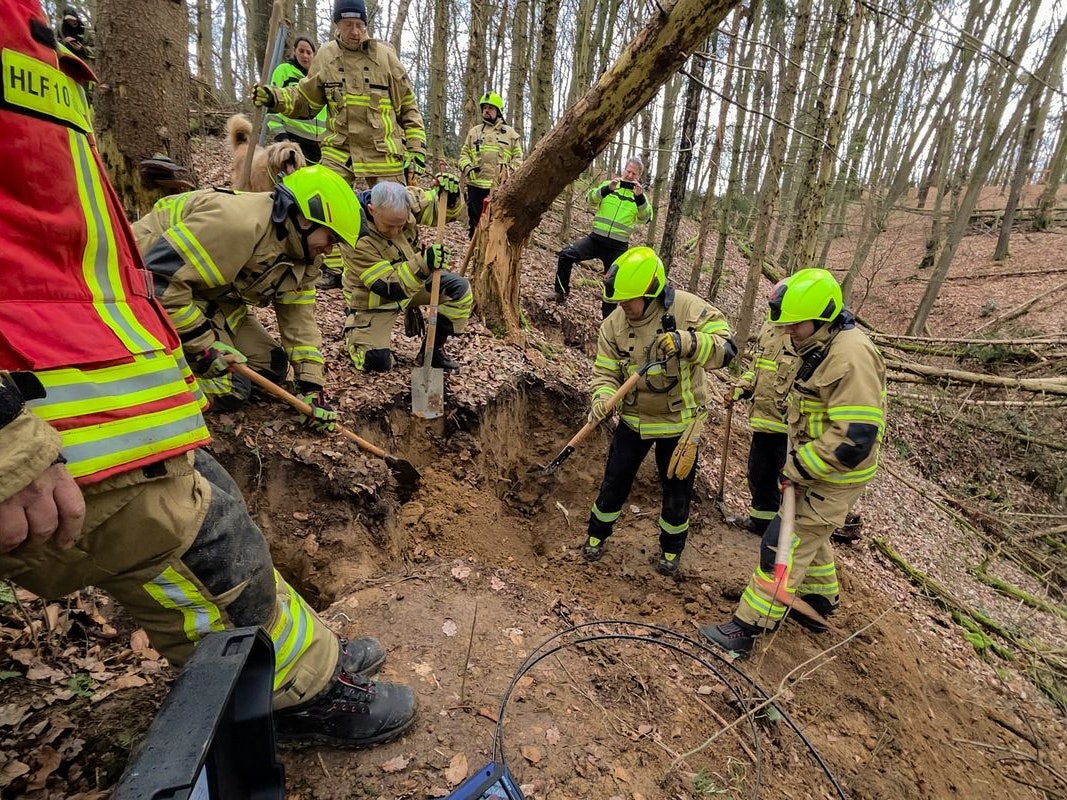 Die Feuerwehr Wachtberg befreit einen Hund aus einem Fuchsbau.