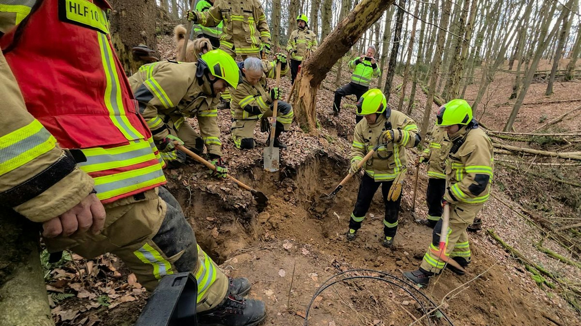 Die Feuerwehr Wachtberg befreit einen Hund aus einem Fuchsbau.
