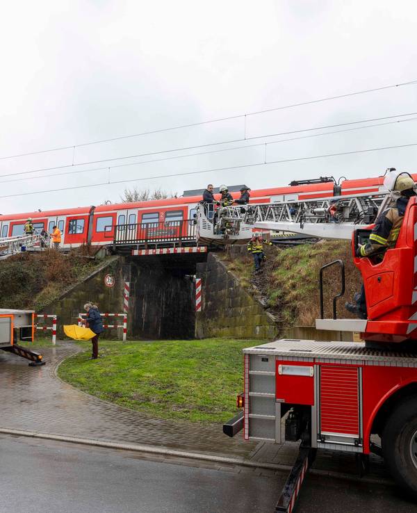 Mit zwei Rettungsleitern werden von der Feuerwehr Fahrgäste aus einem steckengebliebenen Regionalzug geborgen. Dieser war nach einem Oberleitungsschaden liegen geblieben. Die Böschung war zu steil, um ohne Hilfe den Zug zu verlassen.